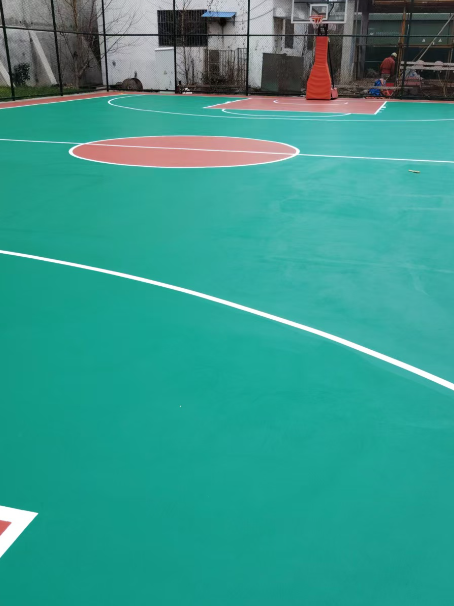 曾都 球场长期使用易出现地面开裂